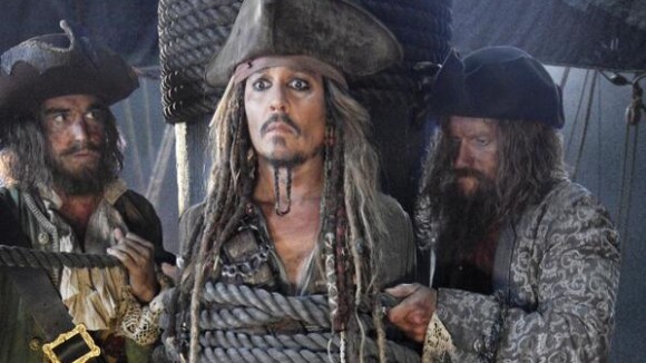 Pirates des Caraïbes 5 : Johnny Depp ligoté sur la première photo