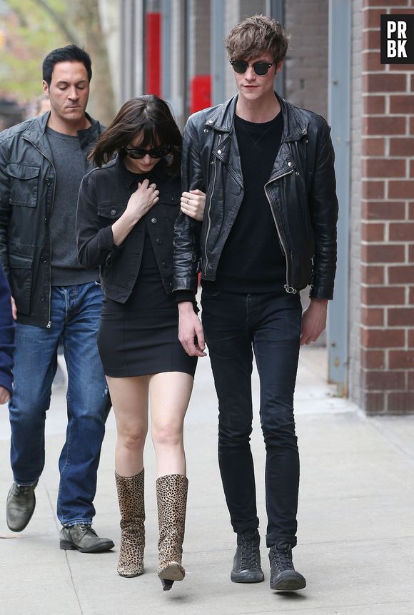 Dakota Johnson et Matthew Hitt, à New York le 27 avril 2015