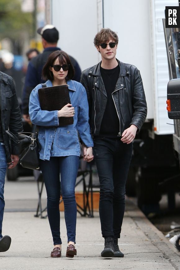 Dakota Johnson et Matthew Hitt, à New York le 27 avril 2015