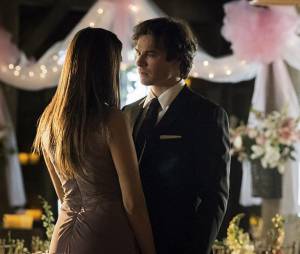 The Vampire Diaries saison 6, épisode 21 : Damon (Ian Somerhalder) et Elena (Nina Dobrev) sur une photo
