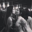  Kendall Jenner et hailey Baldwin s'embrassent (ou presque) &agrave; l'after du MET Gala, le 4 mai 2015 