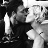Miley Cyrus : bisou avec un photographe lors d'une soirée organisée à Los Angeles, le 24 avril 2015