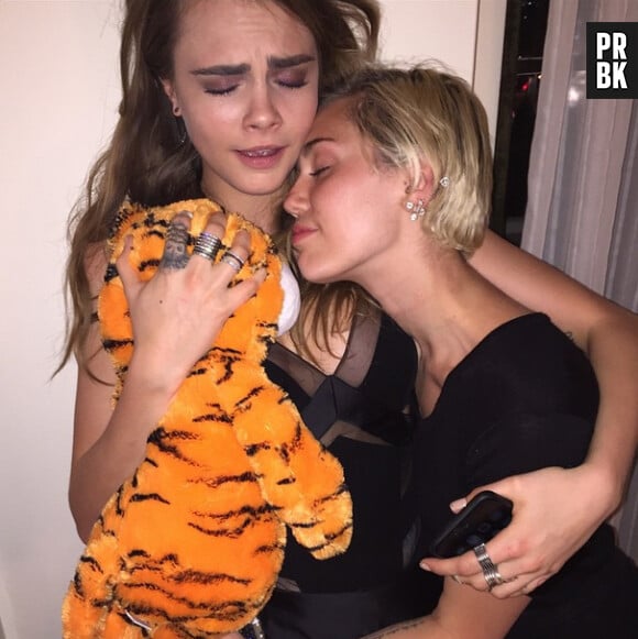 Miley Cyrus proche de Cara Delevingne lors d'une soirée, à Los Angeles, le 24 avril 2015