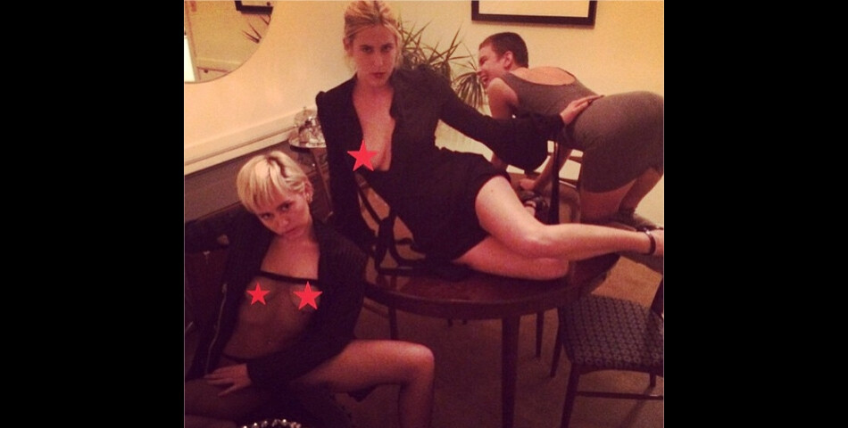 Miley Cyrus accompagn&amp;eacute;e de Scout et Tallullah Willis, elle pose seins nus sur Instagram 