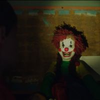 Poltergeist : les clowns passent à l'attaque dans un extrait exclusif terrifiant