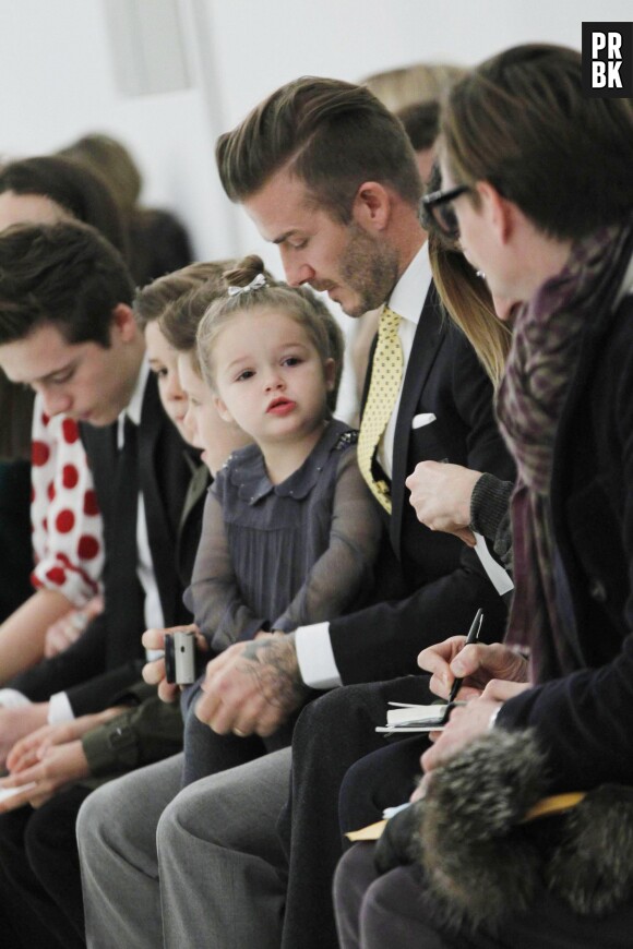 Harper Beckham dans les bras de son papa David pendant le défilé de Victoria Beckham à New-York, le 9 février 2014