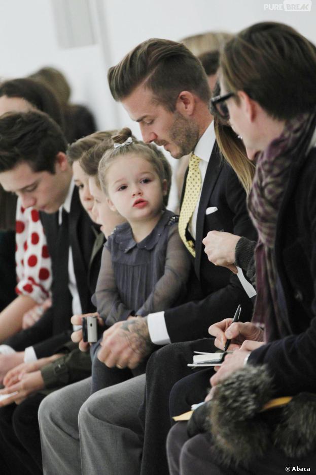 Harper Beckham dans les bras de son papa David pendant le d&eacute;fil&eacute; de Victoria Beckham &agrave; New-York, le 9 f&eacute;vrier 2014