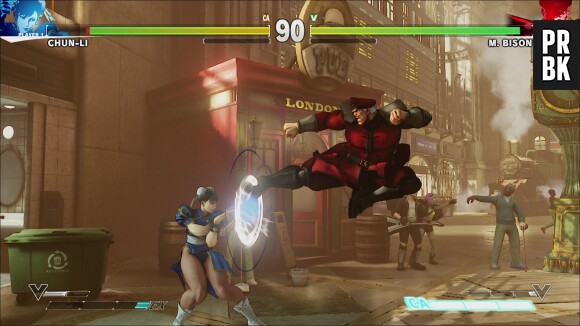 Street Fighter 5 : Bison frappe Chun-Li sur une image du jeu