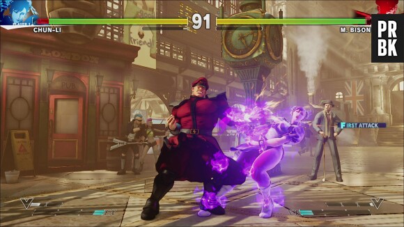 Street Fighter 5 : Bison tape Chun-Li sur une image du jeu