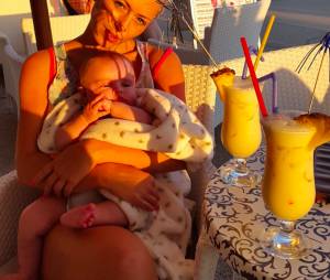 St&eacute;phanie Clerbois (Secret Story) et son fils Lyam en vacances en Croatie en juin 2015