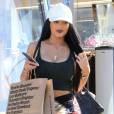 Kylie Jenner : décolleté affolant pendant une virée shopping à Los Angeles, le 21 juin 2015
