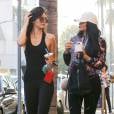 Kylie Jenner et Kendall pendant une virée shopping à Los Angeles, le 21 juin 2015