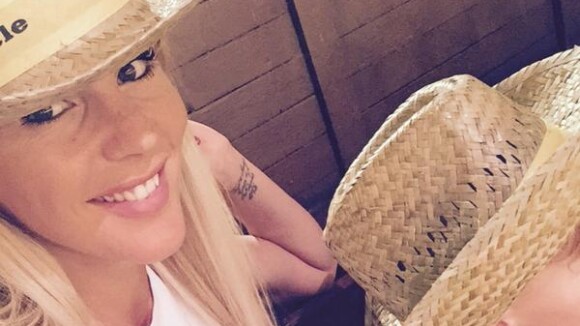Amélie Neten : perte de la garde de son fils ? Sa réponse à la vilaine rumeur sur Twitter