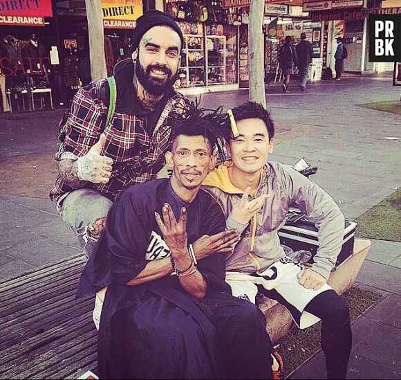 Nasir Sobhani alias "The Streets Barber" coupe les cheveux des sans-abris australiens grauitement
