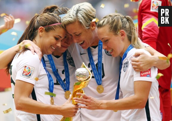 Trois joueuses des Etats-Unis avec la Coupe du Monde, le 5 juillet 2015