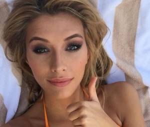 Camille Cerf (Miss France 2015) draguée par Passe-Muraille lors de son passage à Fort Boyard