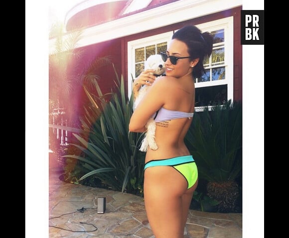 Demi Lovato sexy en bikini fluo pour l'été 2015