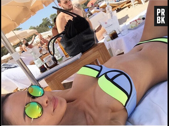 Leïla Ben Khalifa sexy en bikini fluo pour l'été 2015