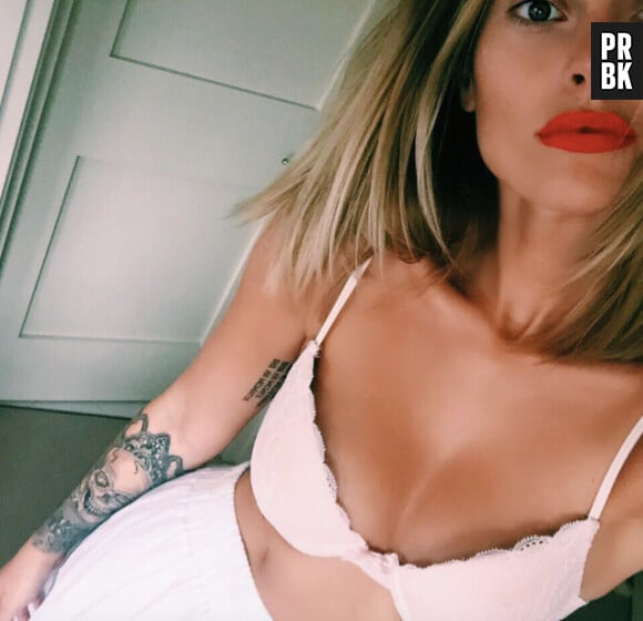 Caroline Receveur sexy sur Instagram pour fêter son million d'abonnés, le 31 juillet 2015