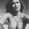 Caroline Receveur décolletée en bikini sur Instagram