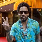 Lenny Kravitz - méga fail sur scène : il écarte les jambes, craque son pantalon et montre tout !