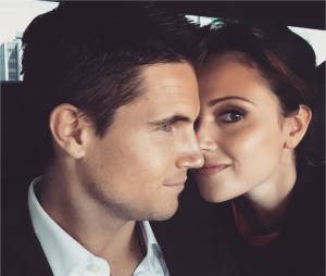 Robbie Amell (Flash) est fiancé à Italia Ricci