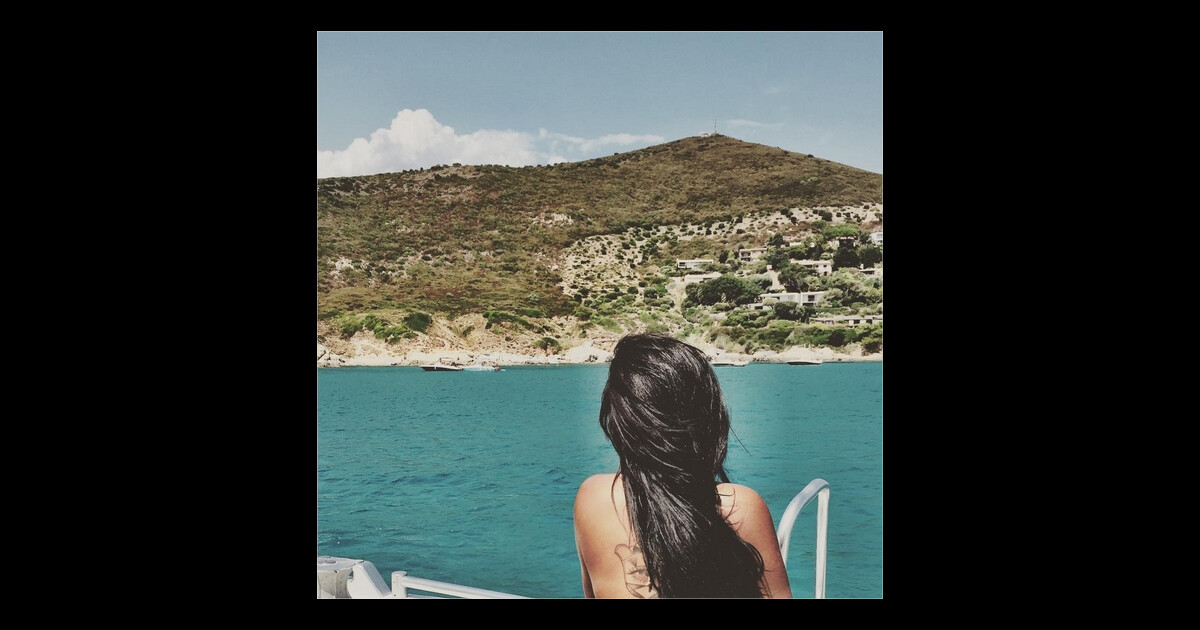 Amel Bent : en vacances, elle dévoile son nouveau tatouage XL - PureBreak