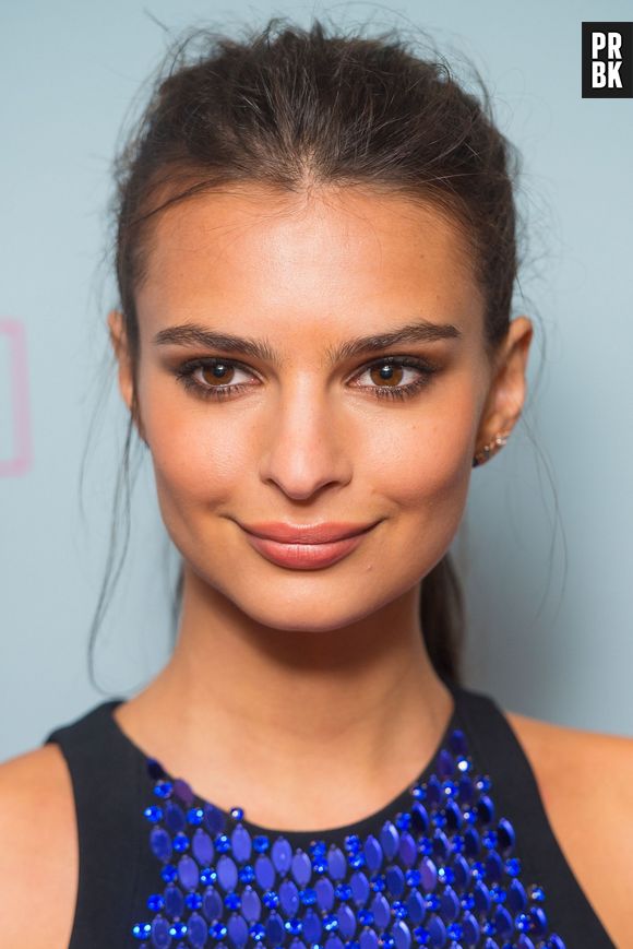 Emily Ratajkowski sexy sur le tapis rouge de l'avant-première du film We Are Your Friends à Londres, le 11 août 2015