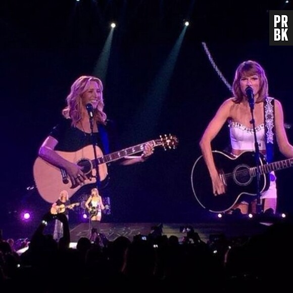 Taylor Swift et Lisa Kudrow reprennent Smelly Cat en plein concert