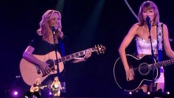 Taylor Swift reprend "Tu pues le chat" avec Phoebe de Friends