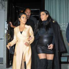 Kim Kardashian enceinte : la future maman ose la mini jupe en cuir
