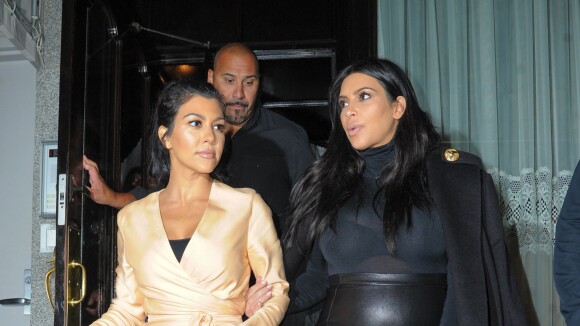 Kim Kardashian enceinte : la future maman ose la mini jupe en cuir
