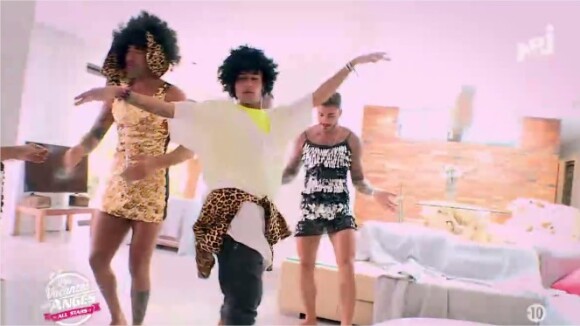 Eddy, Sofiane et Thibault (Les Vacances des Anges) déguisés en femmes pour une danse du ventre