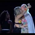 Katy Perry : l'une de ses fans invitée sur scène n'a pas pu s'empêcher... de la tripoter