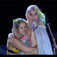 Katy Perry : une fan enlace la chanteuse sur scène lors de son concert à Rock in Rio, le 28 septembre 2015