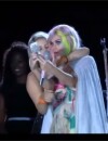 Katy Perry : une fan embrasse la chanteuse sur scène lors de son concert à Rock in Rio, le 28 septembre 2015