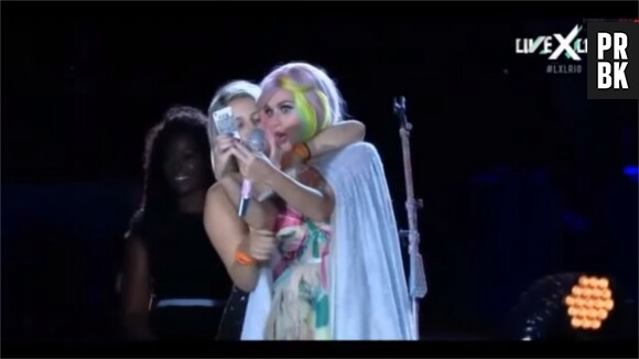Katy Perry : une fan embrasse la chanteuse sur scène lors de son concert à Rock in Rio, le 28 septembre 2015