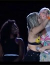 Katy Perry : une fan enlace et embrasse la chanteuse sur scène lors de son concert à Rock in Rio, le 28 septembre 2015