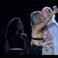 Katy Perry : une fan enlace et embrasse la chanteuse sur scène lors de son concert à Rock in Rio, le 28 septembre 2015