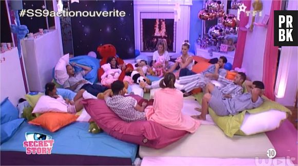 Secret Story 9 : Nicolas embrasse Coralie, Mélanie lèche la joue d'Alia dans un action ou vérité