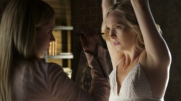 The Vampire Diaries saison 7 : Caroline torturée, Damon/Bonnie duo sexy sur les photos promo