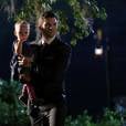 The Originals saison 3, épisode 1 : Elijah (Daniel Gillies) et Hope sur une photo