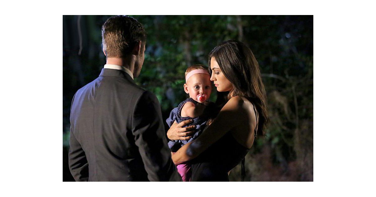 The Originals saison 3, épisode 1 : Phoebe Tonkin (Hayley) sur une