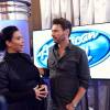 Kim Kardashian discute avec Ryan Seacrest aux auditions d'American Idol, le 10 octobre 2015 à San Francisco
