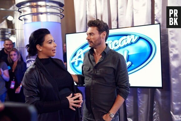 Kim Kardashian discute avec Ryan Seacrest aux auditions d'American Idol, le 10 octobre 2015 à San Francisco