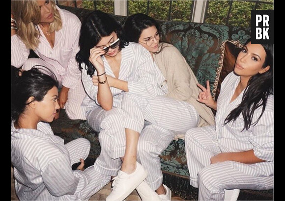 Kim Kardashian : journée pyjama avec ses soeurs pour sa baby shower le 25 octobre 2015