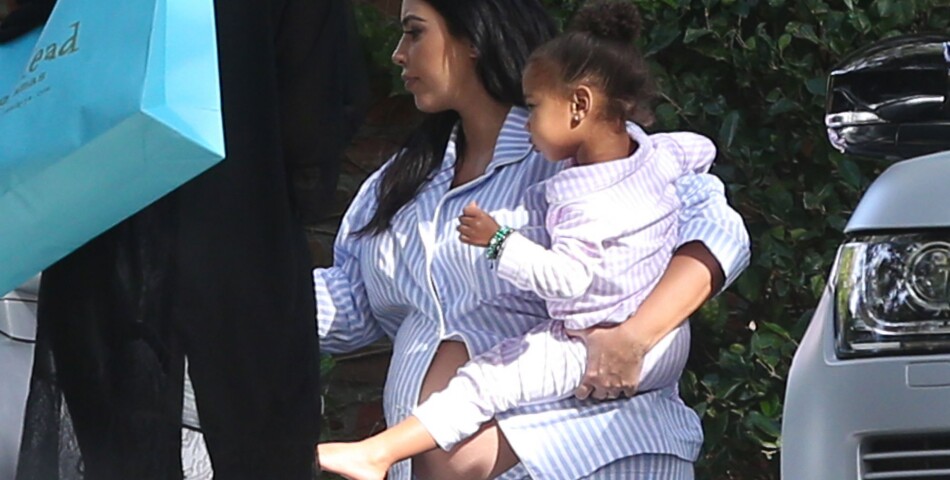 Kim Kardashian arrive avec North à sa baby shower le 25 octobre 2015