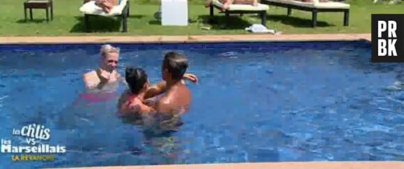 Les Ch'tis VS Les Marseillais : Bilal proche de Kim dans la piscine lors de l'épisode 48 diffusé le 27 octobre 2015, sur W9
