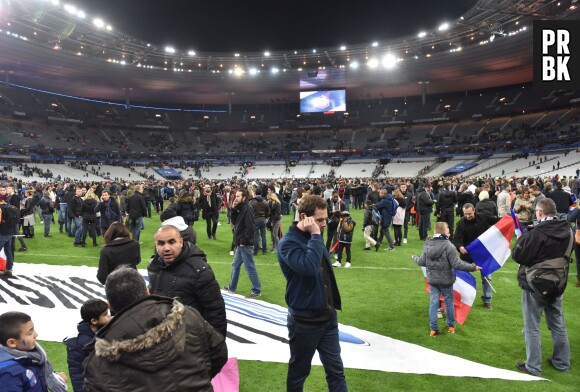 Les spectateurs du match France-Allemagne rassemblés sur la pelouse du Stade de France suite aux attentats du 13 novembre 2015
