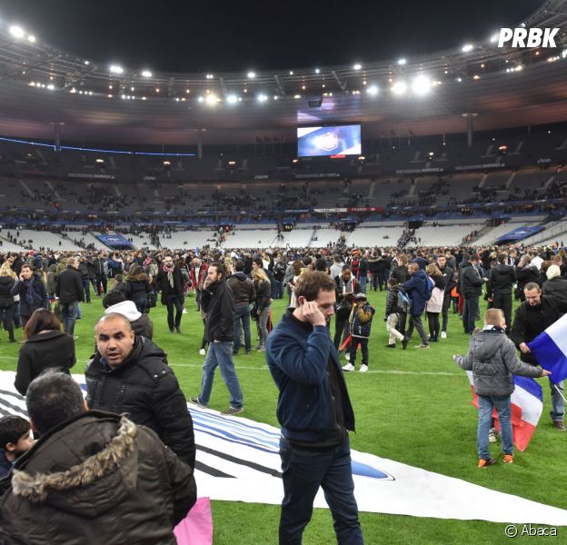 Les spectateurs du match France-Allemagne rassemblés sur la pelouse du Stade de France suite aux attentats du 13 novembre 2015